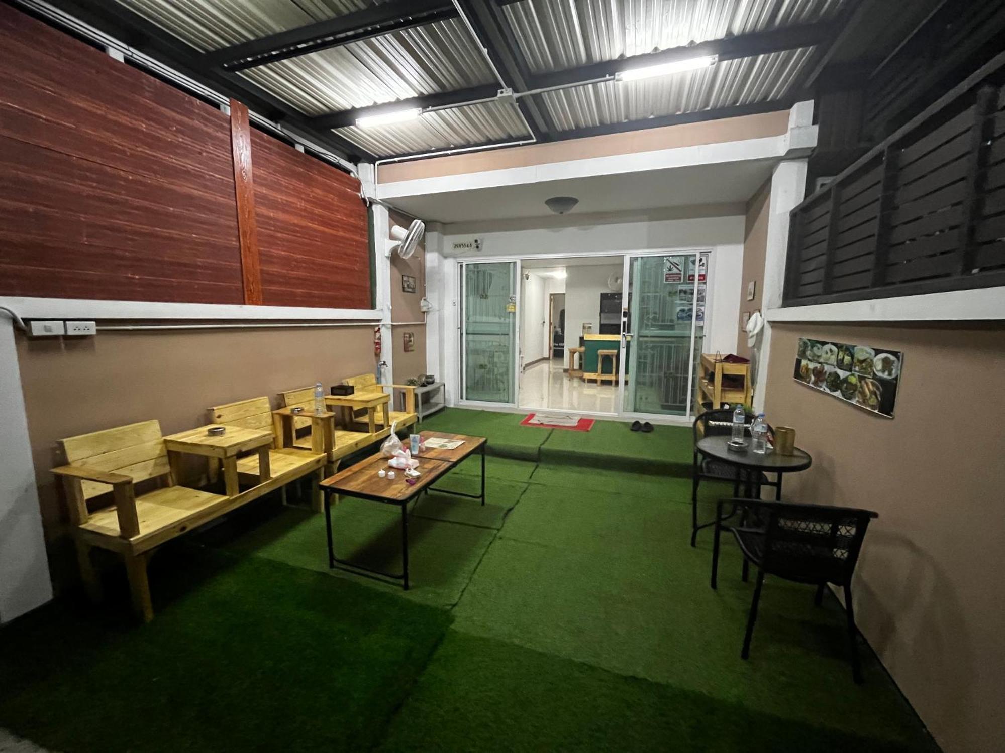The European House Pattaya Bed and Breakfast Exteriör bild